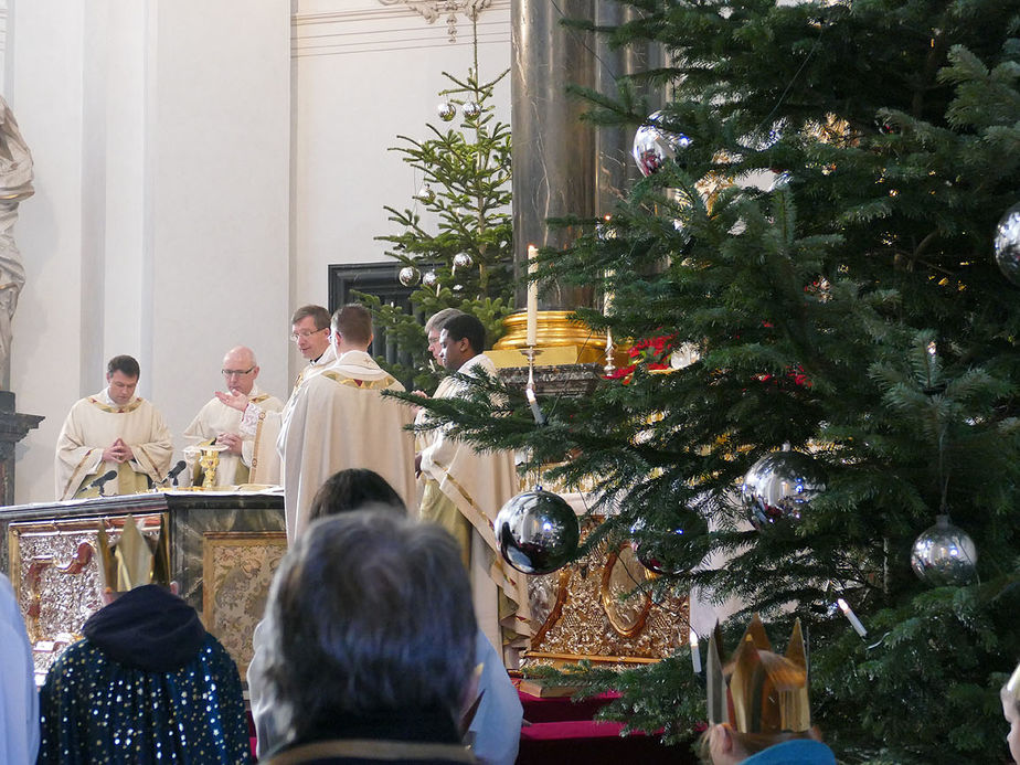 Aussendung der Sternsinger im Hohen Dom zu Fulda (Foto: Karl-Franz Thiede)